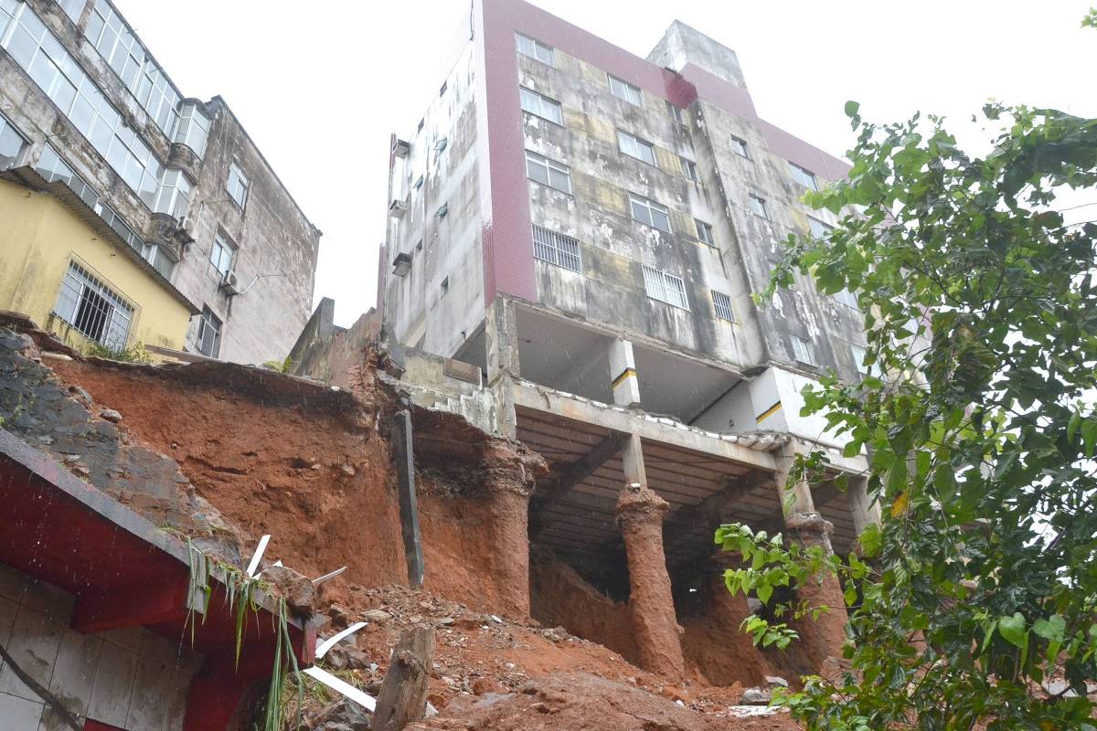 Salvador enfrenta deslizamentos e inundações após tempestades recorde