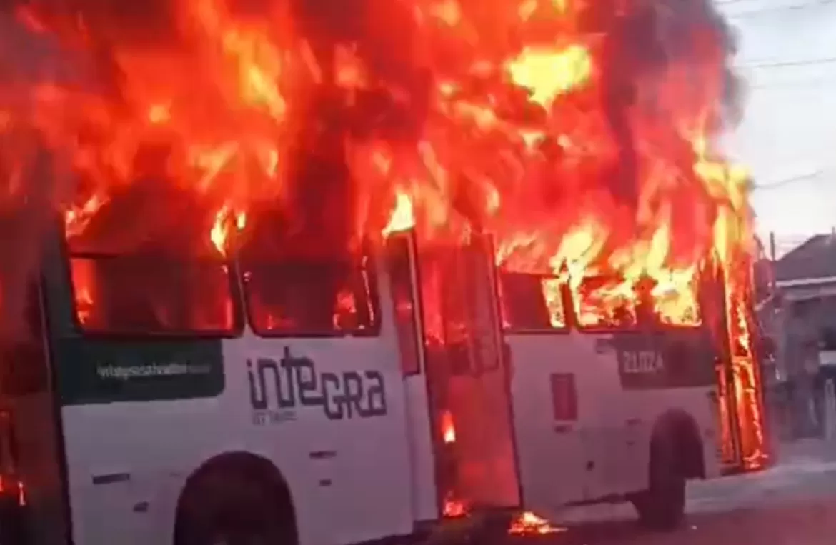 ônibus é incendiado em São Cristóvão. Foto: reprodução/redes sociais