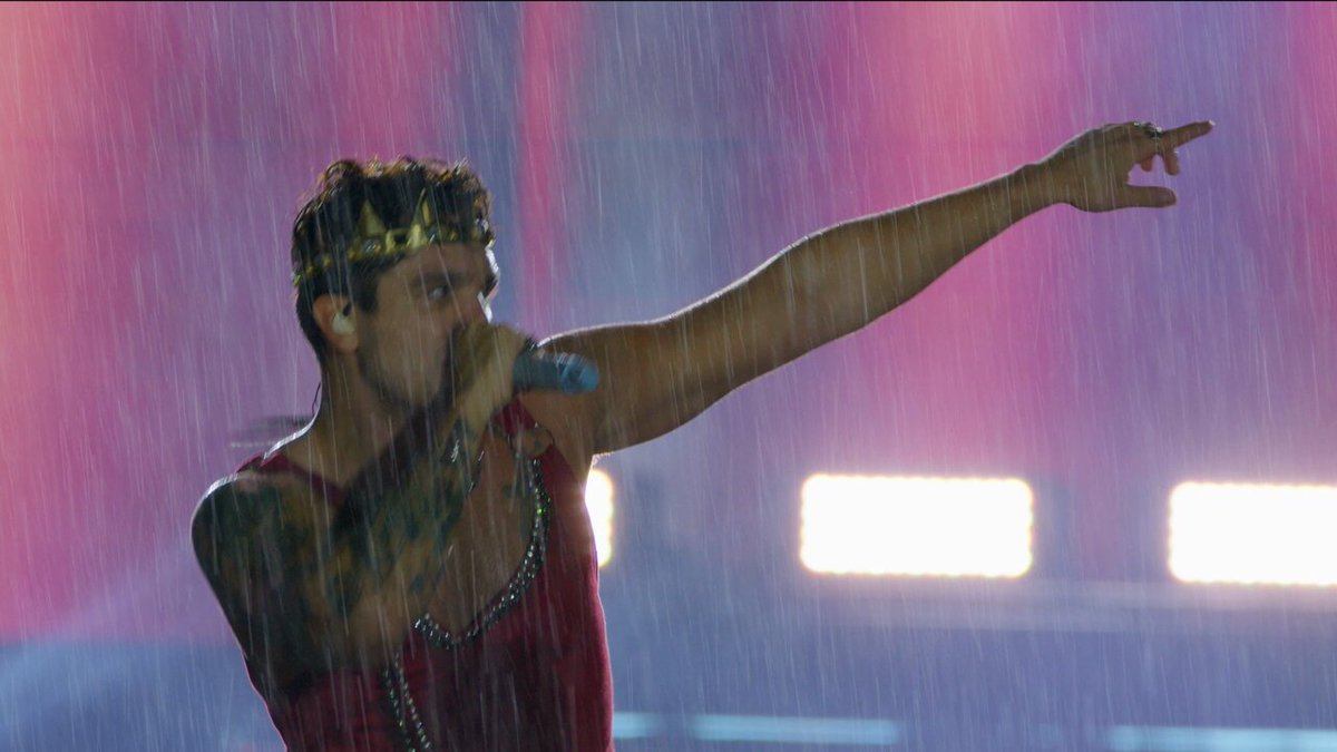 Luan Santana fez um grande show, mesmo debaixo de chuva. Foto: reprodução