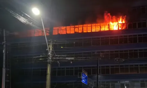 Incêndio atinge prédio de antiga escola em Água de Meninos