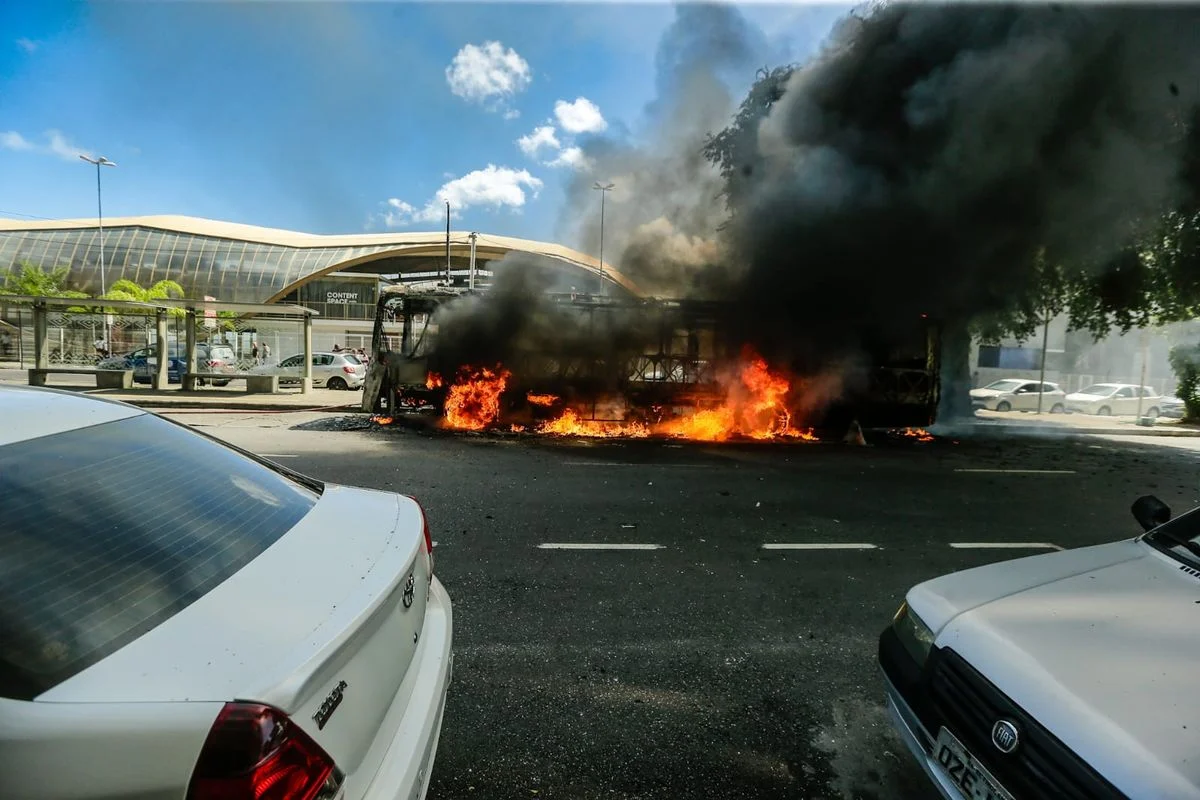 Um ônibus pegou fogo no Comércio. Foto: reprodução