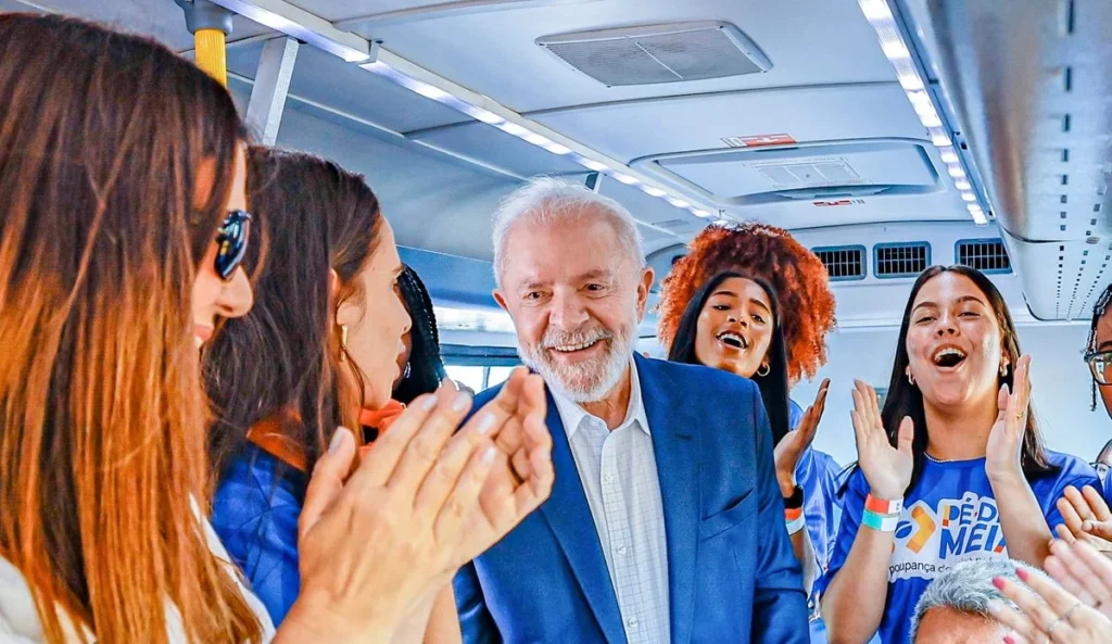 Presidente Lula entrega ônibus escolares e anuncia expansão do Programa Pé de Meia na Bahia